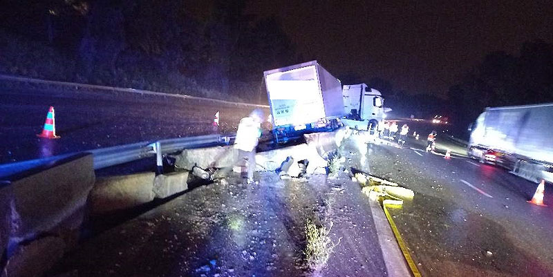 Antibes : Un poids lourd percute le terre-plein central sur l'autoroute A8