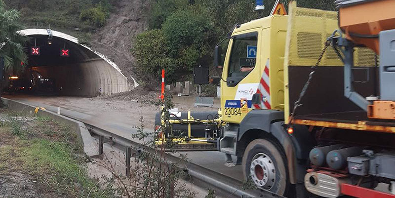 Eboulement à Nice : l'autoroute A8 coupée en direction de Cannes/Marseille