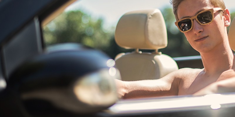 A-t-on le droit de conduire torse nu ?
