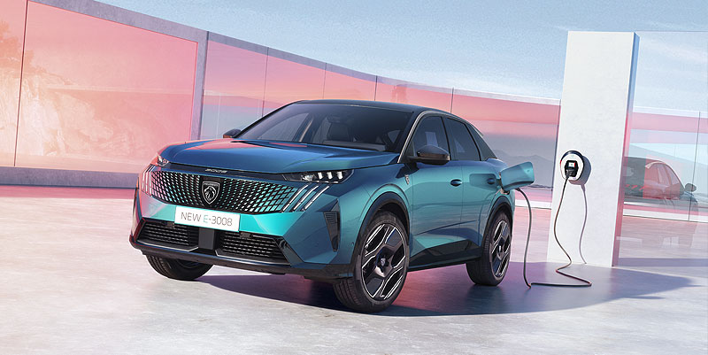 Peugeot e-3008 vs Renault Scénic : La Bataille Électrique est Lancée