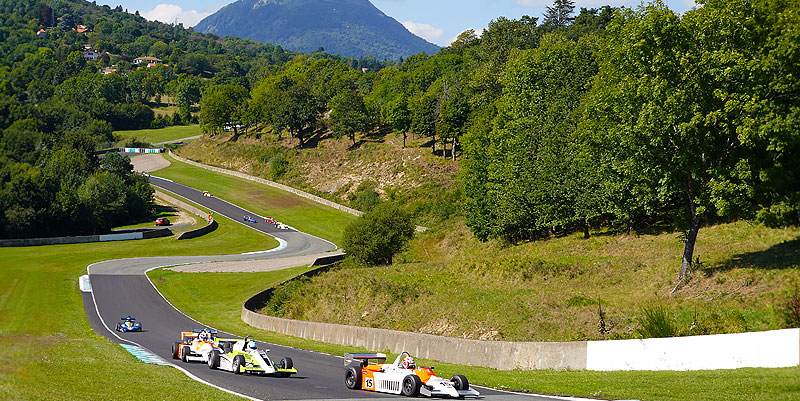 Une course d'automobiles historiques près de Clermont-Ferrand