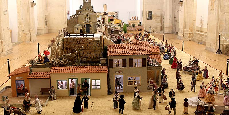 Les santonniers exposent leurs créations à Arles
