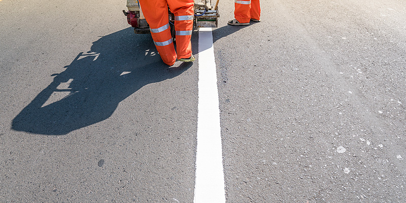 Les lignes blanches sur l'autoroute