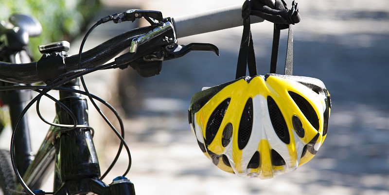 Le port du casque à vélo est-il obligatoire ?