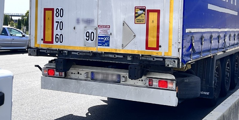 La signalisation à l'arrière des PL