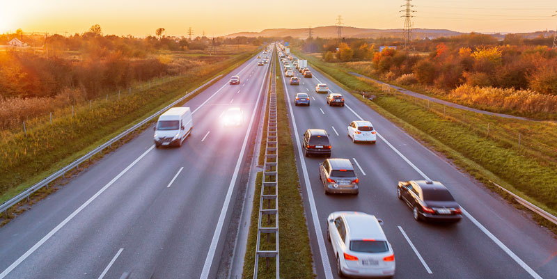 Appels de Phares : légalité, usages et règles selon le droit routier
