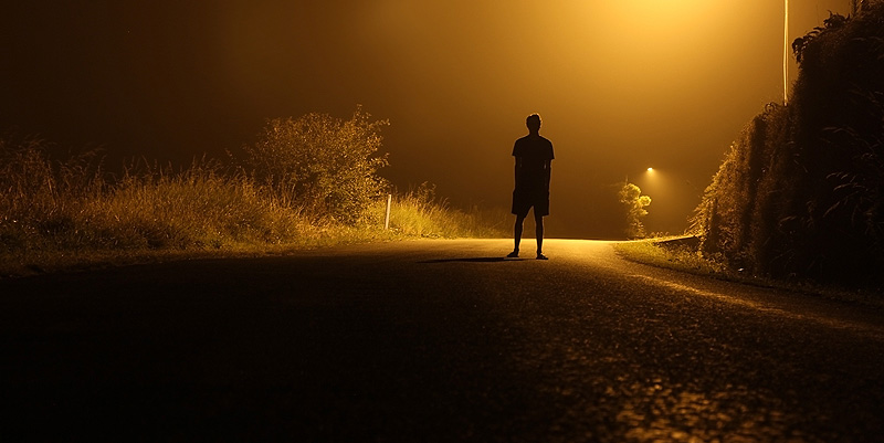 Est-il autorisé de marcher la nuit au bord de la route ?