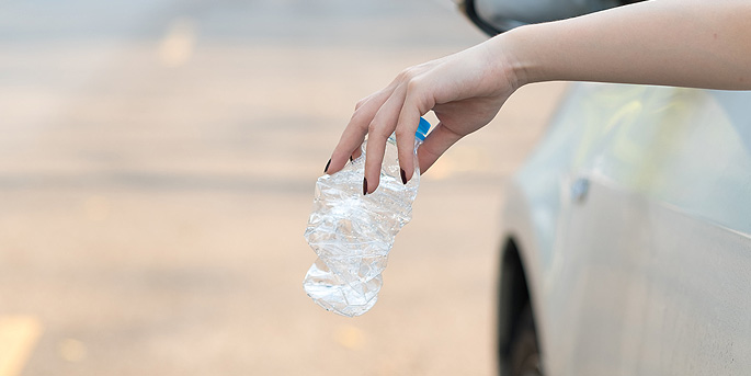 Le jet de déchets hors de votre véhicule