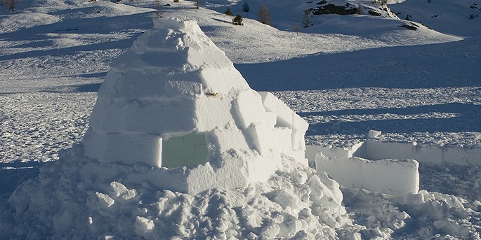 Construisez un igloo dans les Pyrénées