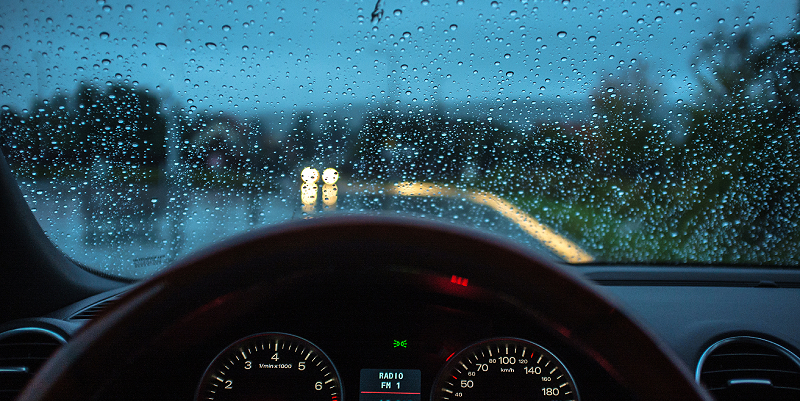 Pluie et vitesse : que dit la loi ?