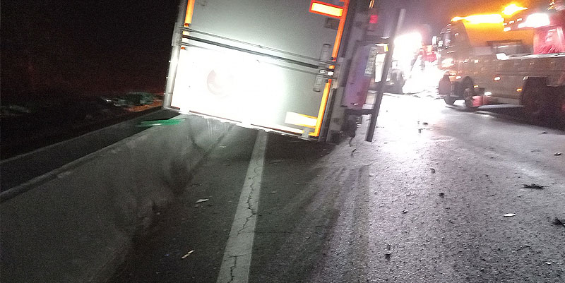 Circulation coupée sur l'A46 à Lyon : relevage et nettoyage en cours après deux accidents