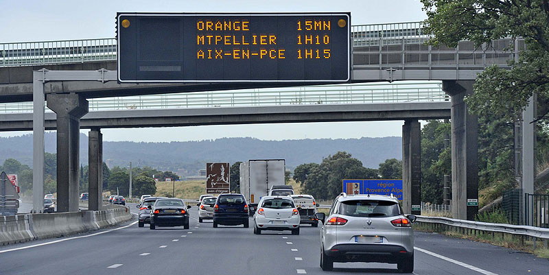 Fonction et rôle des Panneaux à Messages Variables sur les autoroutes