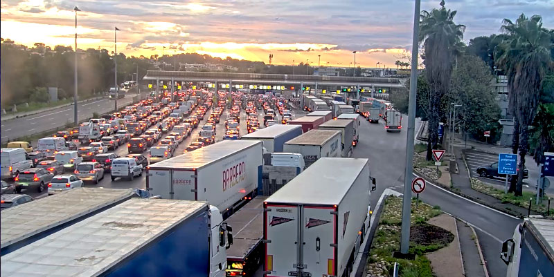 Antibes : Un poids lourd percute le terre-plein central sur l'autoroute A8