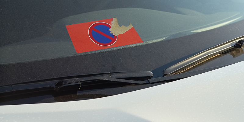 Stationnement gênant : faut-il adhérer aux stickers dissuasifs ?