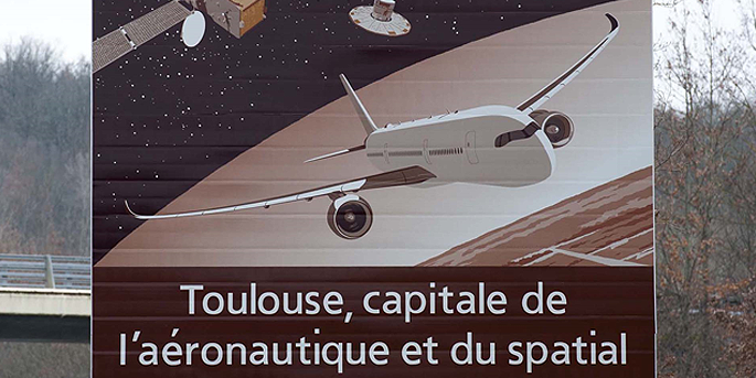Les panneaux marron sur l'autoroute