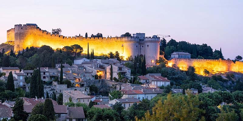 Le Fort Saint-André fait face à la Cité des Papes