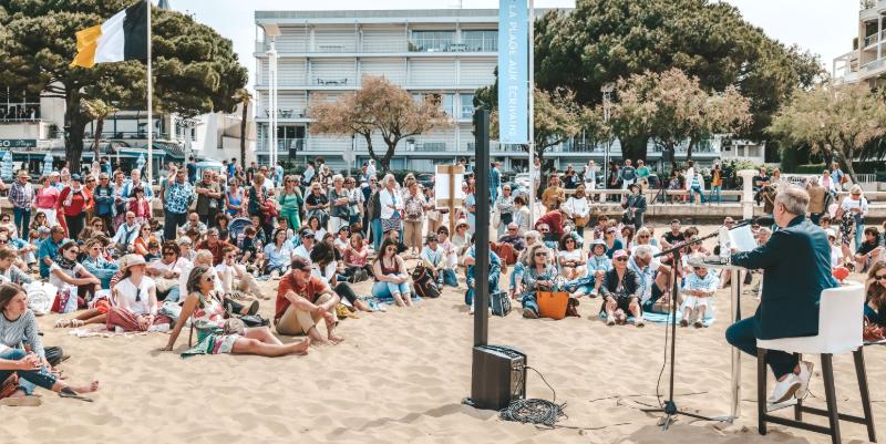 illustration de ''La Plage aux écrivains'' : l'art de lire les pieds dans le sable à Arcachon