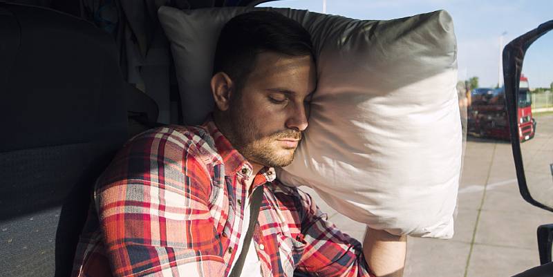 Mon employeur peut-il m’obliger à dormir dans mon véhicule ?