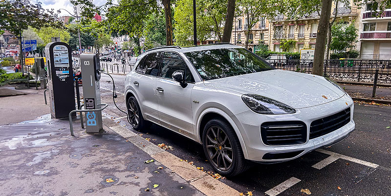 Stationnement payant : les SUV électriques/hybrides des Parisiens finalement exemptés