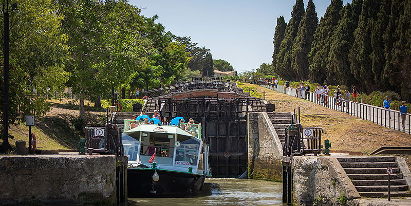 Le canal du Midi et les 9 écluses de Fonseranes à Béziers