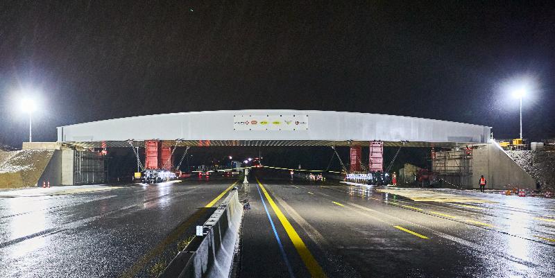 illustration de Bifurcation A7/A54 : mission accomplie pour la pose du pont de la RD68 