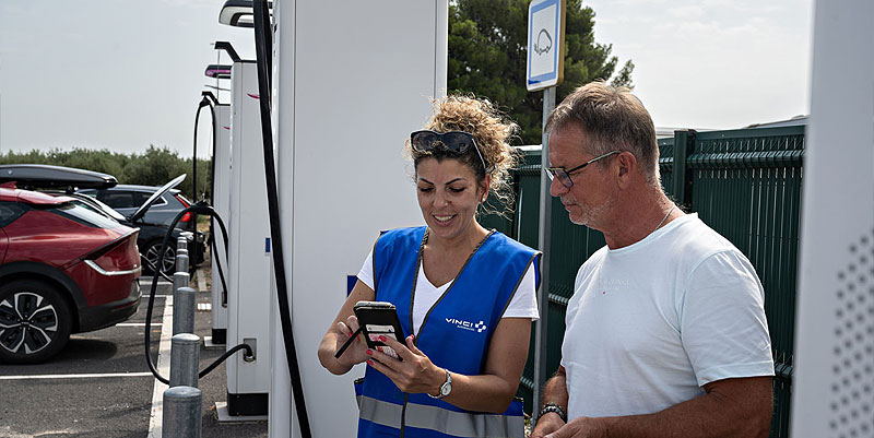 illustration de Plus d'angoisse aux bornes électriques grâce aux gilets bleus