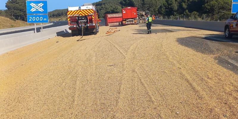 illustration de Narbonne : A61 coupée direction Montpellier un camion de céréales renversé sur les 3 voies