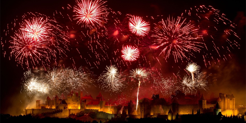 14 juillet : le feu d'artifice de Carcassonne depuis l'aire du Belvédère d'Auriac sur A61