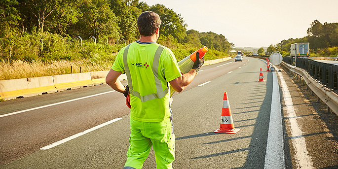 Écartez vous des hommes en jaune