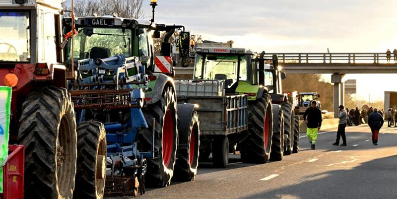 Sud-Ouest : manifestations d'agriculteurs sur les autoroutes A20, A64 et A63