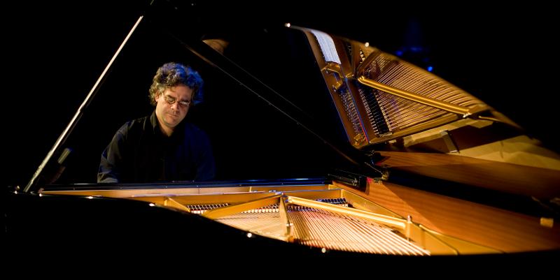 A Paris, il joue chopin dans l'obscurité