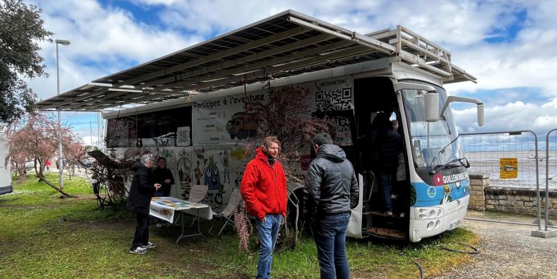 Grâce à un bus converti à l’électrique et au solaire, ils voyagent sans carburant