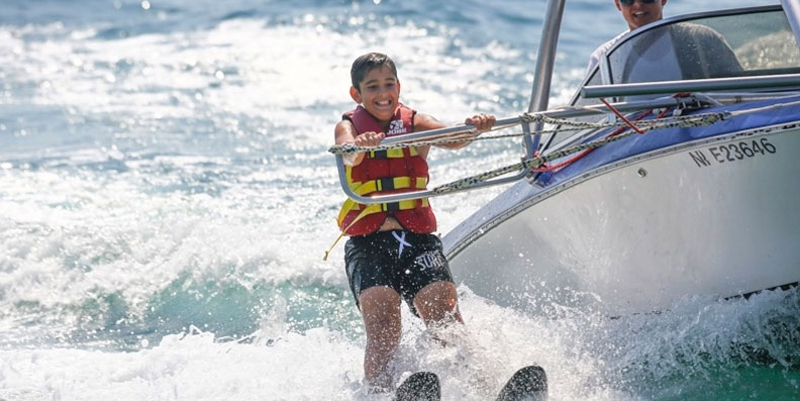 Initiation au ski nautique sur la Méditerranée