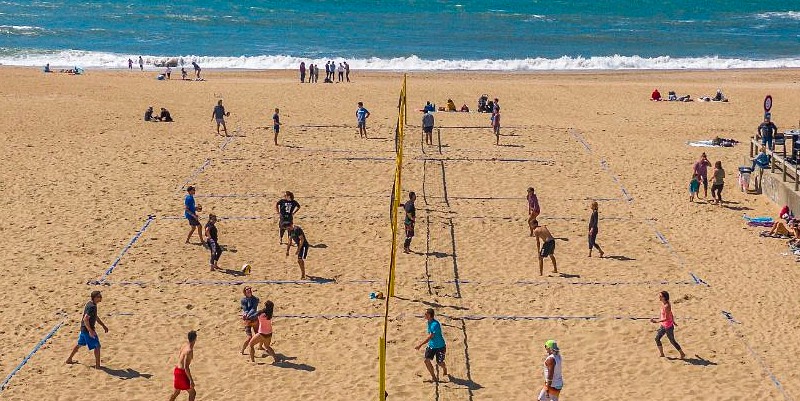 illustration de Montez au filet avec le beach-volley