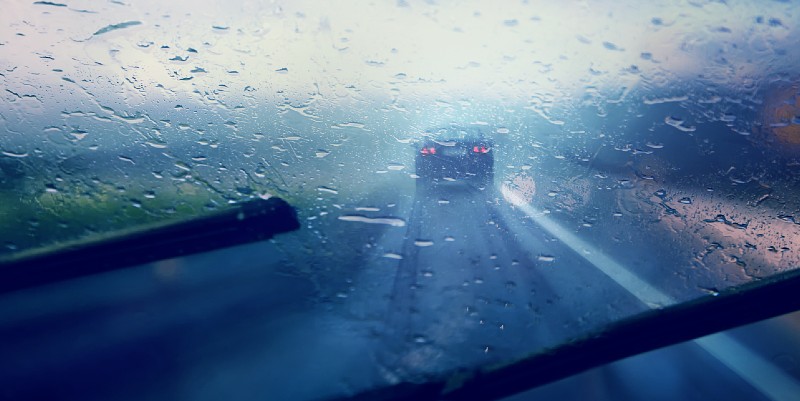 Il pleut sur votre route ? Évitez l'Aquaplaning !