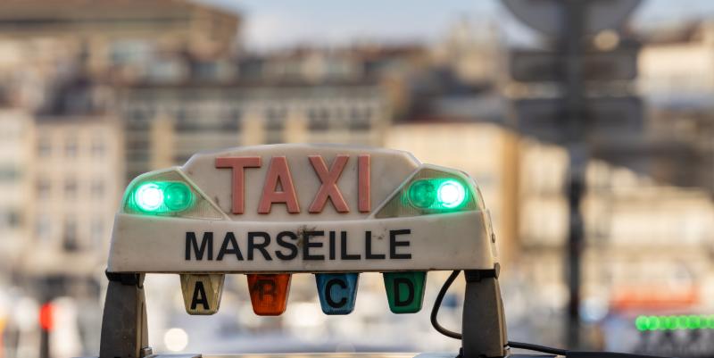 Circulation difficile ce lundi : les taxis en colère bloquent routes, gares et hôpitaux