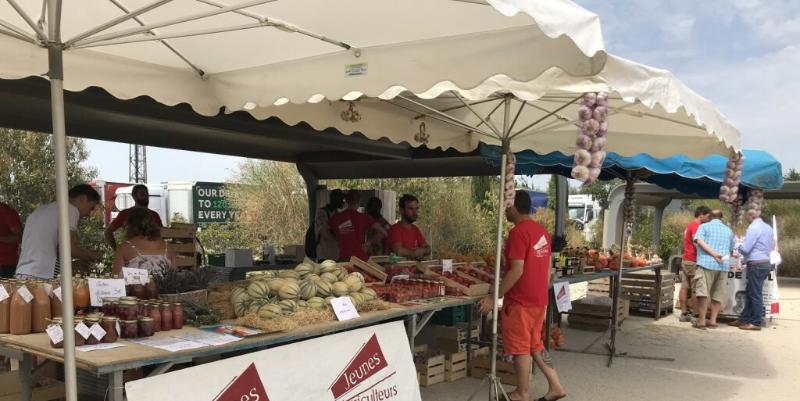 Aire de Mornas Village sur l'A7 : vente de fraises, melons, ails et cerises ce week-end