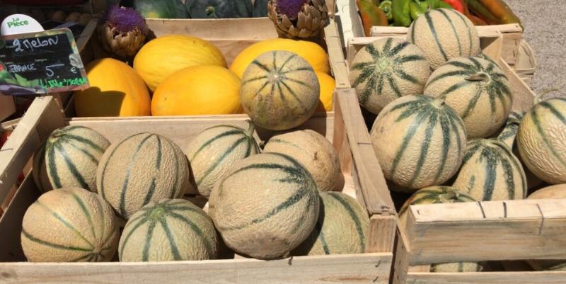 Aire de Mornas Village sur l'A7 : vente de fraises, melons, ails et cerises ce week-end