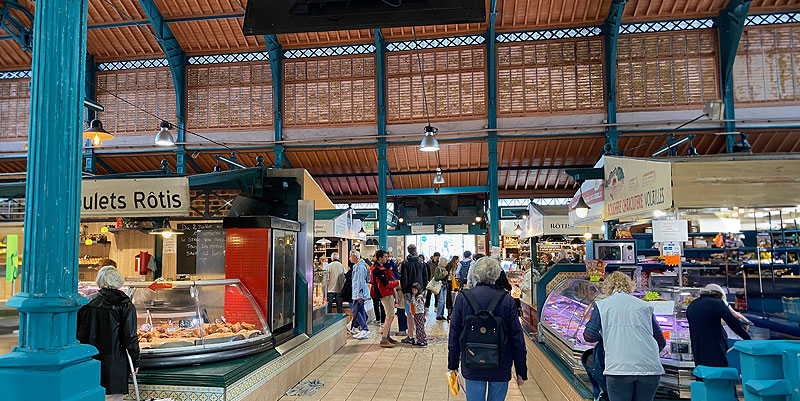 illustration de Le marché de Saint-Jean-de-Luz, les spécialités du Pays Basque au rendez-vous