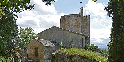 C'est une église romane qui abrite des fresques du XIIᵉ siècle.