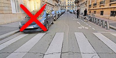La loi LOM impose la suppression des places près des passages piétons d'ici le 31 décembre 2026