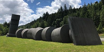 La Grand colonne noire des Suchères appelée aussi Colonne brisée sur l’aire des Suchères, sur l'A89