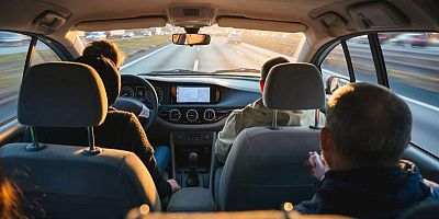 Des personnes partageant leur trajet du matin - Illustration