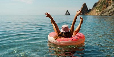 Vacances d’été des Français : moins loin, moins cher, moins longtemps en 2026
