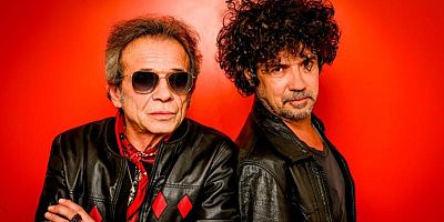 Une tournée née d’une proposition improbable, qui mêle nostalgie et riffs électriques.