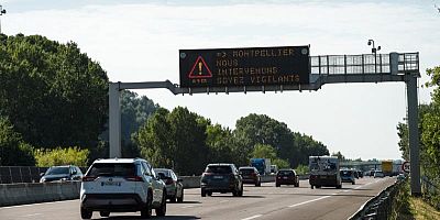 Qui écrit les messages des panneaux lumineux sur l’autoroute ?