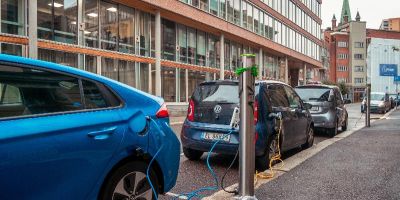 Des voitures électriques se rechargent à Oslo