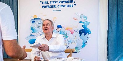 Hervé Le Tellier sur l'aire de Saint Rambert d'Albon sur l'autoroute A7