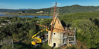 Le moulin Beauvert à Donzère en travaux. Le Rhône au loin