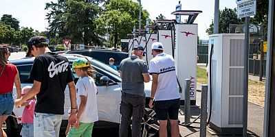 Bornes de recharge : l’État veut lever le dernier frein des trajets longue distance